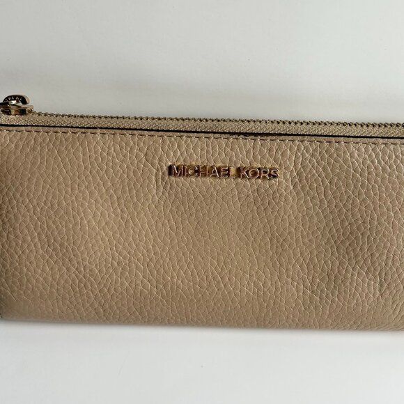 Michael Kors Jet Set Travel Large Leather Quarter-Zip Wallet in Beige/Tan - Picture 2 of 12